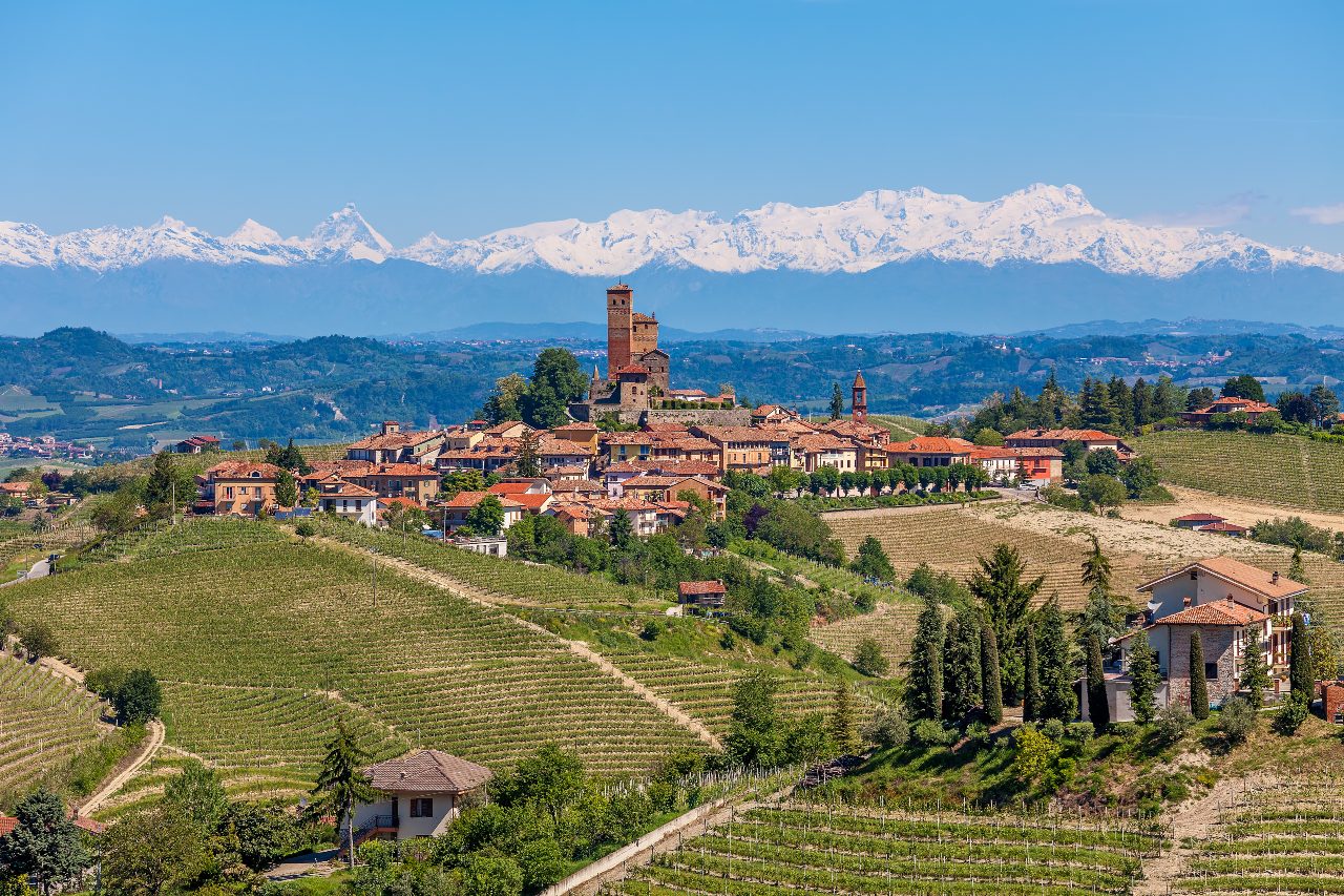 Le Langhe Piemontesi: Terra di Cultura, Paesaggi da Sogno ed Enogastronomia Ineguagliabile